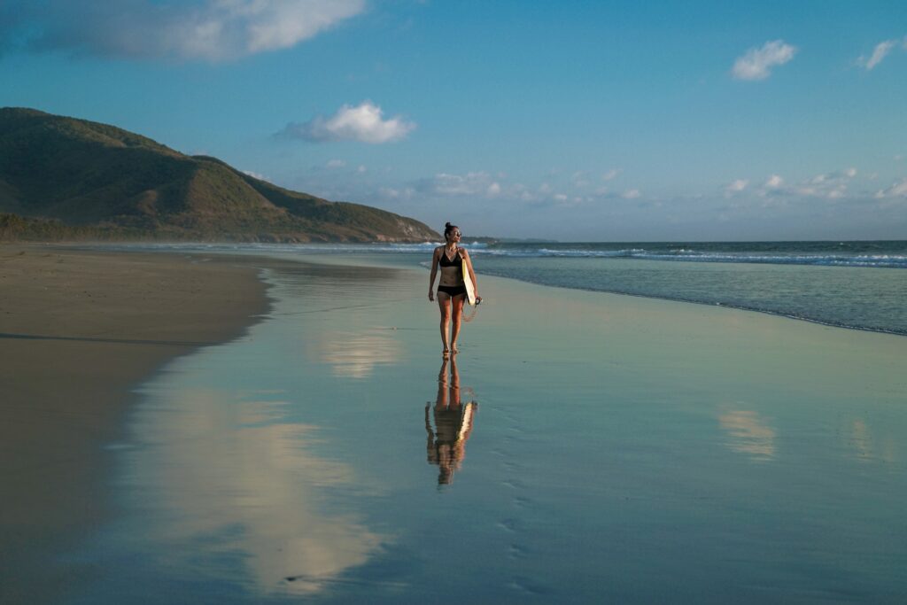 CABO DIMOND-Mujer caminando por la playa