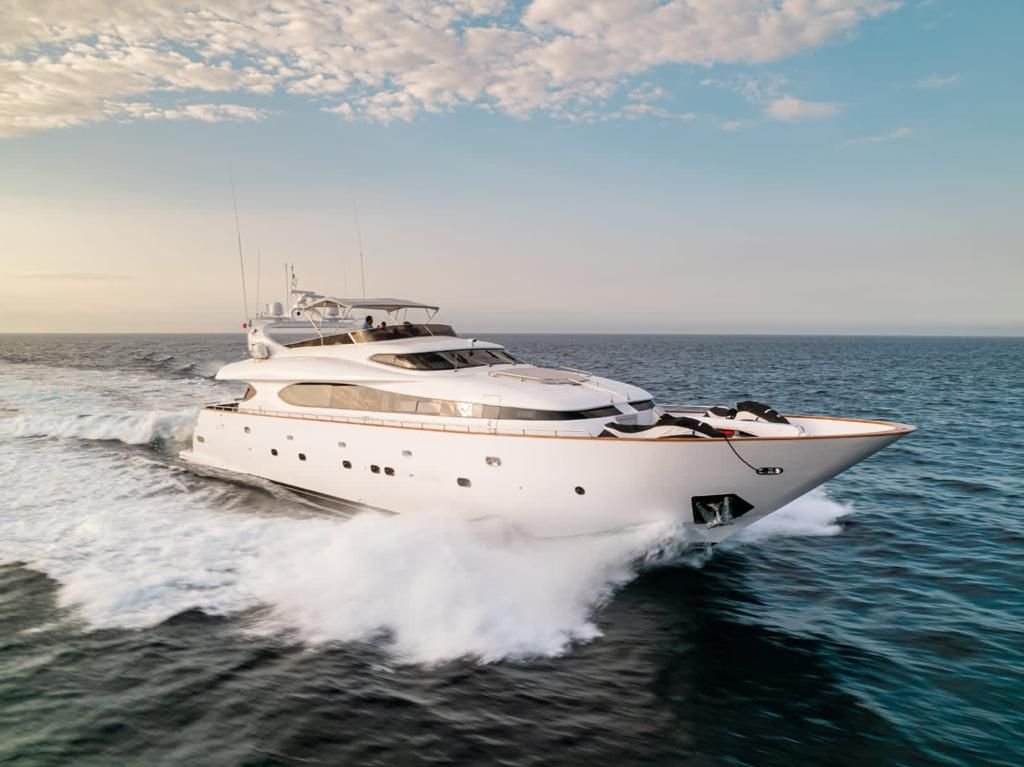 100 ft yacht cruising in Los Cabos