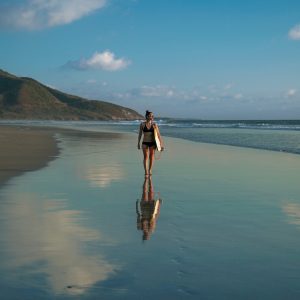 CABO DIMOND-Mujer caminando por la playa